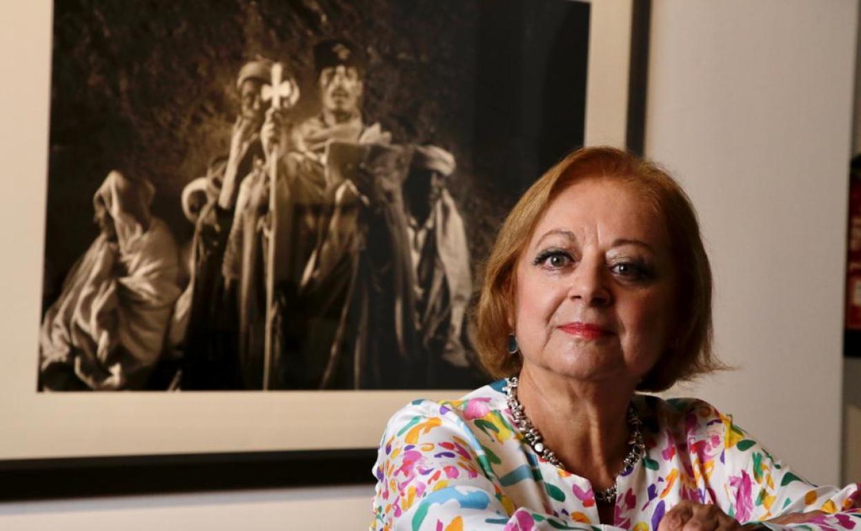 Cristina García Rodero, delante de una de sus fotografías. 