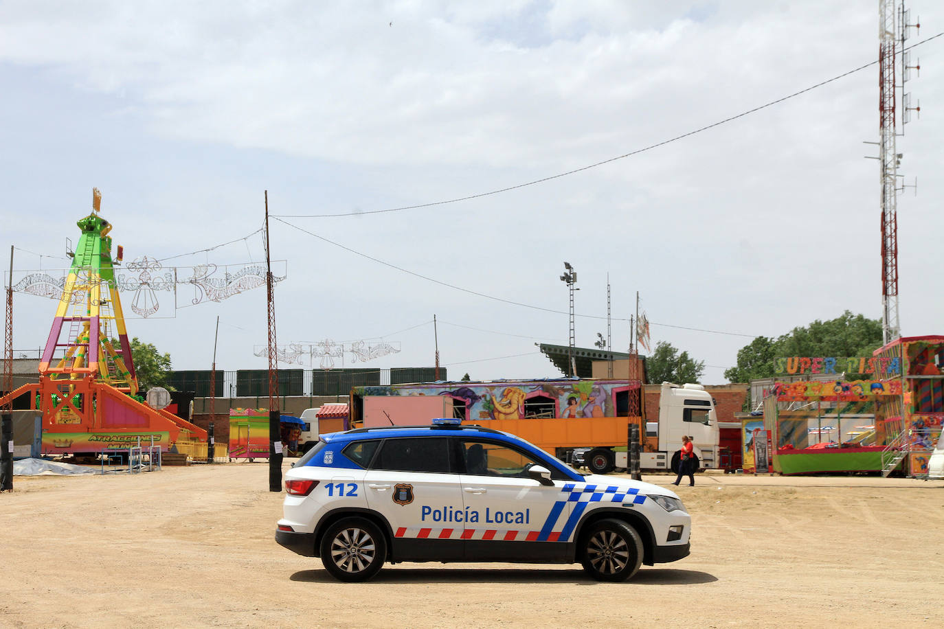 Patrulla de la Policía Local, en el recinto ferial de La Albuera.