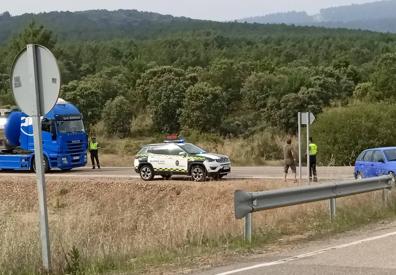 Imagen secundaria 1 - Los realojados, casi todos personas mayores, conversasn después de desayunar en Camarzana de Tera. En el centro, la Guardia Civil no deja circular en la N-631 a la altura del cruce de Litos. Abajo, preparando las camas por si hay que pasar otra noche más fuera de casa.