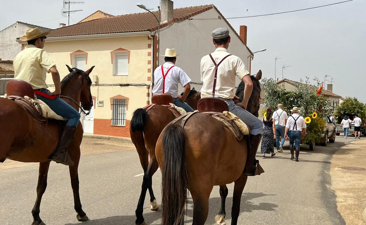 Cientos de mayorganos participaron en la romería de San Antonio a Vallehermoso. 