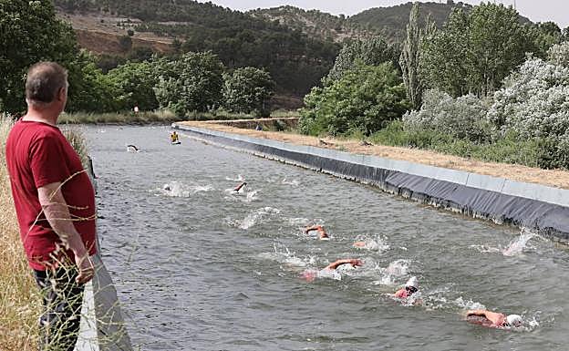 Segmento de natación de la prueba en el Canal de Castilla. 