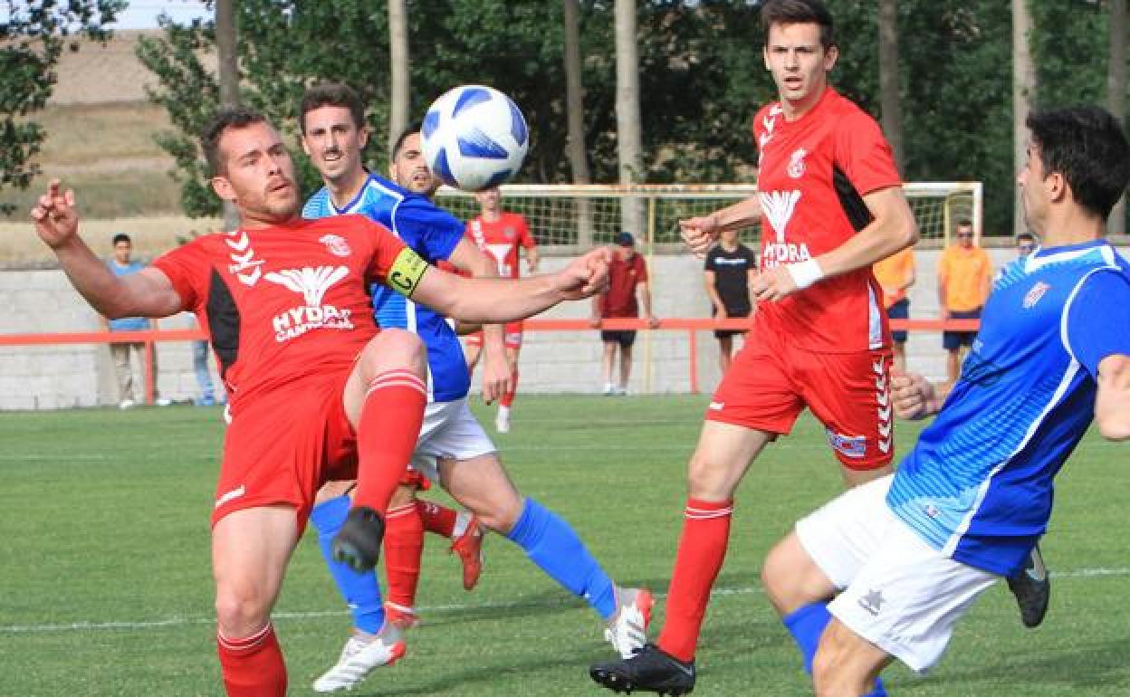 Un lance del partido disputado ayer en el campo de Turégano. 