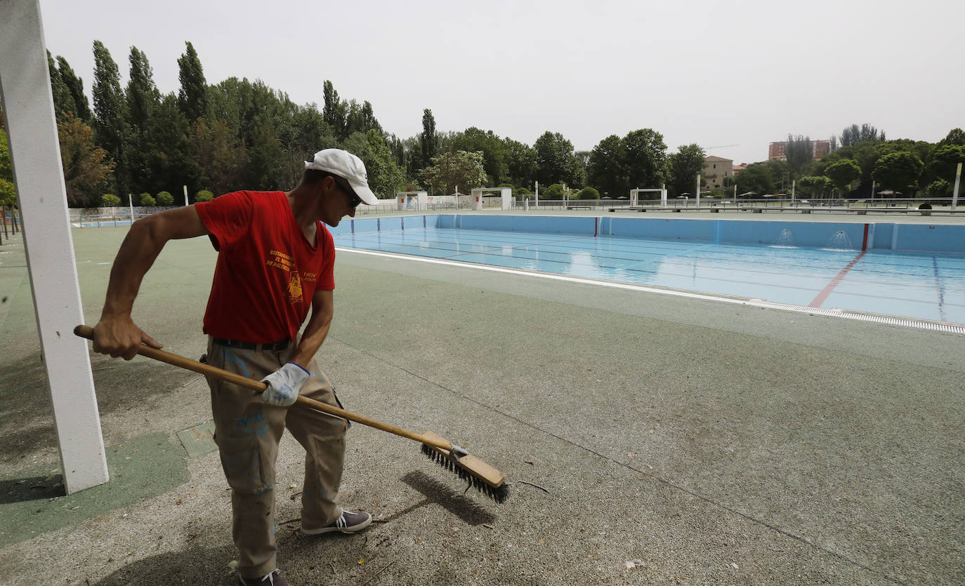 Un trabajador acondiciona las instalaciones de la piscina del Sotillo, que abrirá el miércoles al público. 