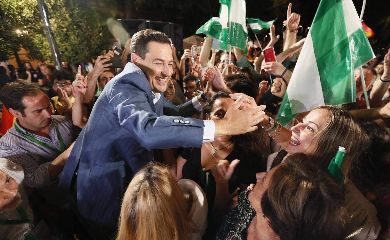 Juanma Moreno logró anoche un triunfo histórico para el PP en Andalucía. 