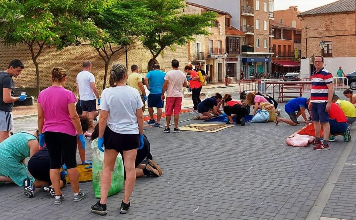 Los niños que hicieron la Primera Comunión, sus progenitores y catequistas elaboraron la alfombra donde desfiló la procesión. 