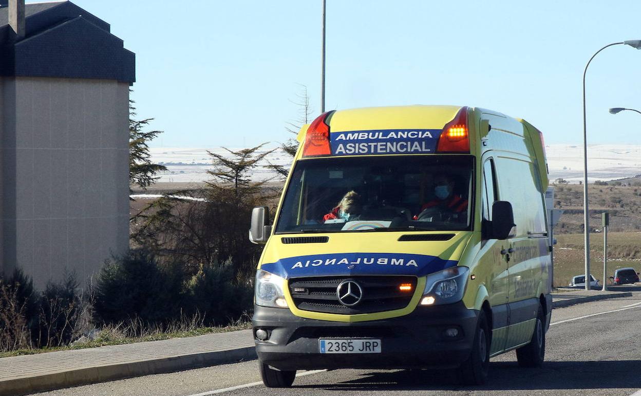 Ambulancia de Sacyl, en las cercanías del Hospital General. 