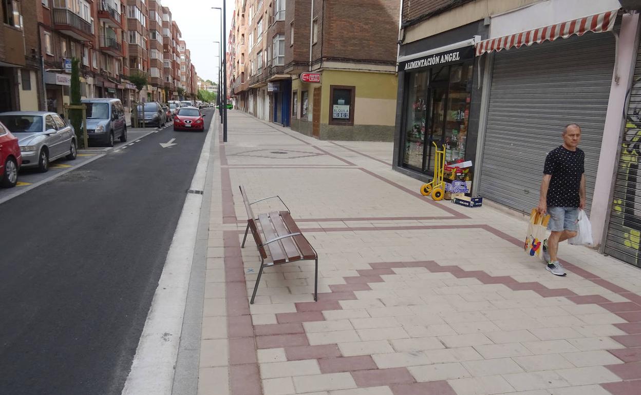 Los coches circulan desde este semana por la calle Nueva del Carmen, donde se han ampliado las aceras y renovado el mobiliario. 