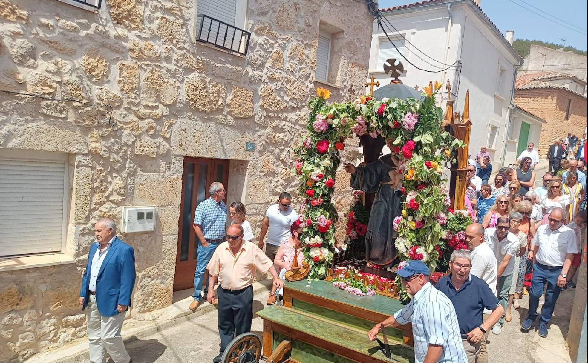 Los vecinos procesionaron al santo en una impresionante carroza. 