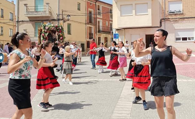 Los castrilleros danzaron en honor a San Antonio de Padua. 