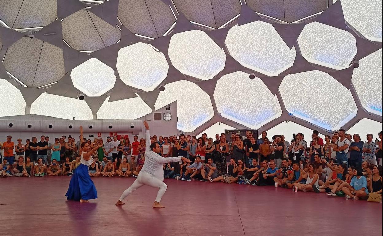 La Cúpula del Milenio acogió ayer un evento multitudinario de baile latino. 