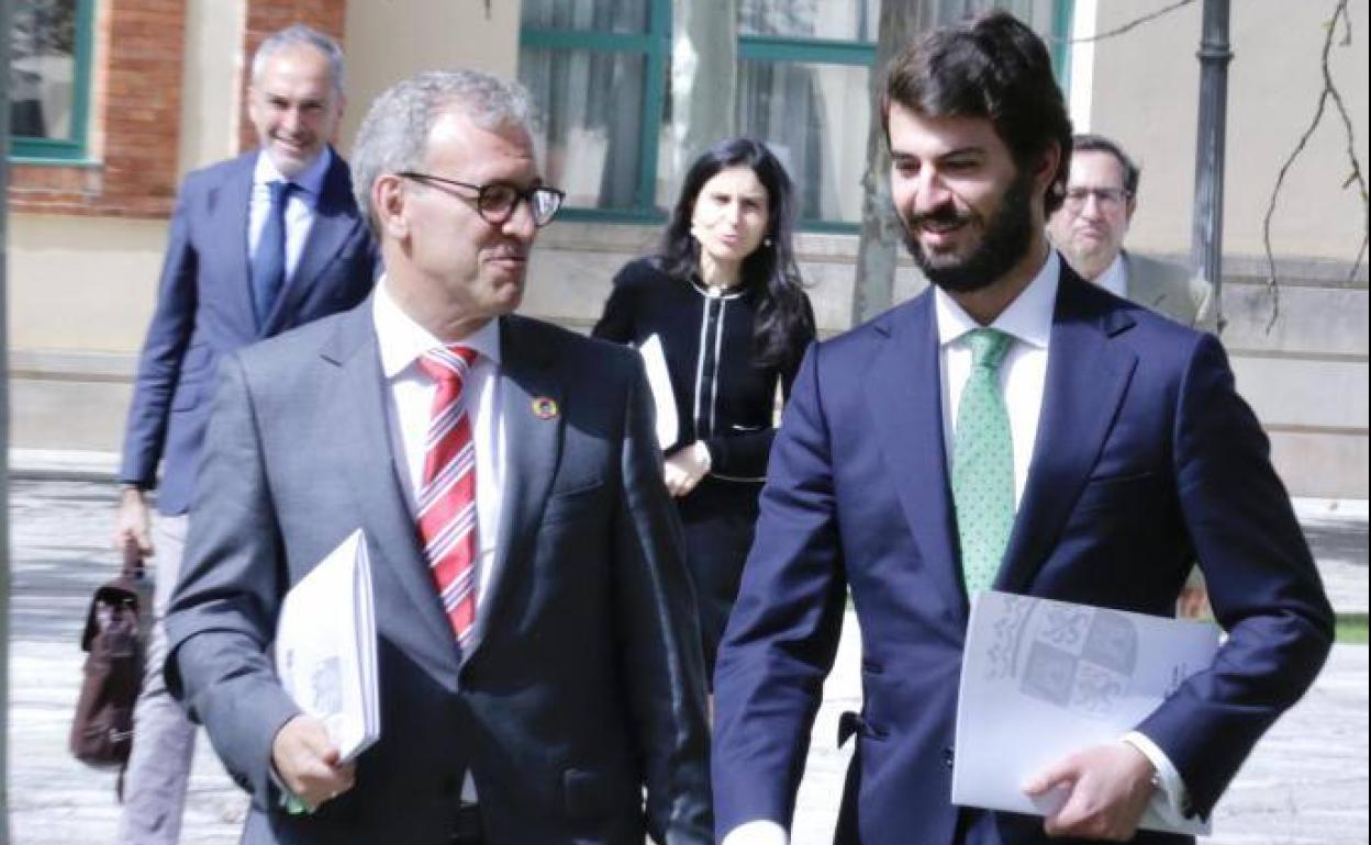 El vicepresidente García-Gallardo (derecha), el consejero Veganzones y, en el centro, la directora de Comunicaciónd e Vox enla Junta, Montserrat Lluis.