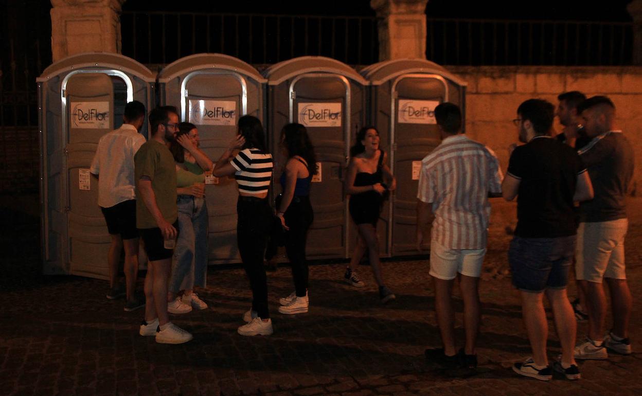 Urinarios instalados en las inmediciones de la Catedral, anoche. 