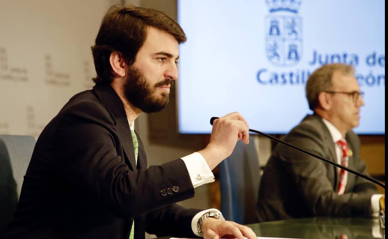 El vicepresidente de la Junta de Castilla y León, Juan García Gallardo, durante la rueda de prensa que ofreció el pasado lunes junto al consejero de Industria y Empleo, Mariano Veganzones.