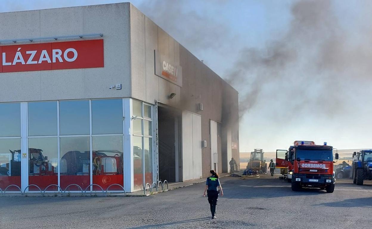 Un momento del incendio ocurrido esta mañana en una nave de Valseca. 