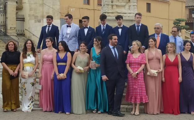 El alcalde de Villalón, José Ángel Alonso, y Ana Pastor, vicepresidenta del Congreso de los Diputados, junto con los representantes de la juventud. 