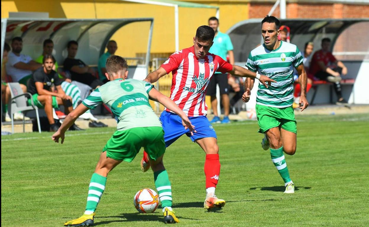 El jugador vallisoletano vistiendo con la camiseta del Atlético Tordesillas la pasada temporada. 