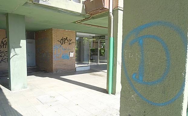 Pintadas con la 'D' en el portal del número 2 de la plaza de México. 