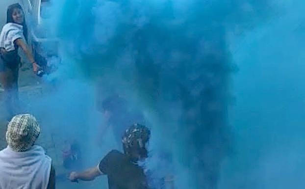 Aficionados del Estudiantes con bengalas a la puerta del bloque de la plaza de México. 