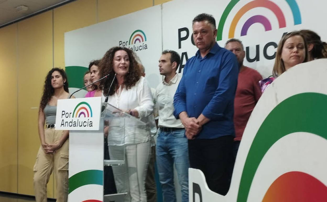 La candidata de Por Andalucía, Inma Nieto, atiende en Sevilla a los medios durante la noche electoral del 19-J.