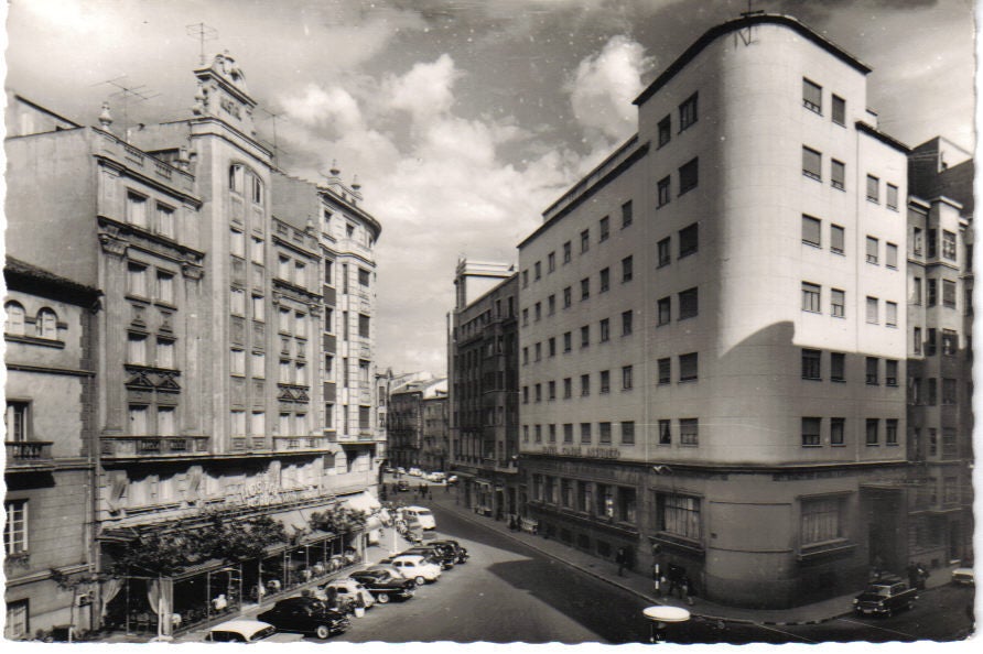  Estaba ubicado en la calle María de Molina 7, frente al Conde Ansúrez (d), hotel de lujo construido durante los años cuarenta que contaba con ascensor, 75 habitaciones, 60 baños y 8 departamentos de lujo.