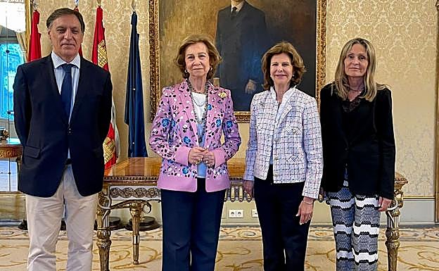 Imagen principal - La reina Sofía y la reina Silvia de Suecia disfrutan del centro histórico de Salamanca