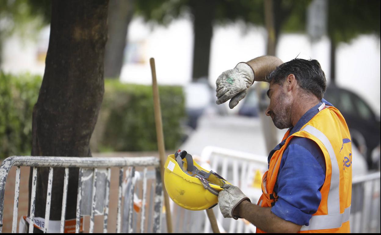Un trabajador de la construcción en una obra. 