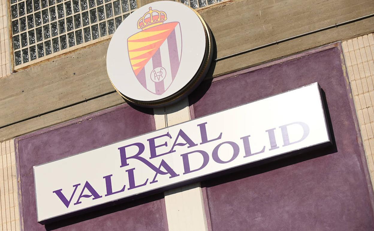 Nuevo escudo del Real Valladolid en el estadio José Zorrilla. 