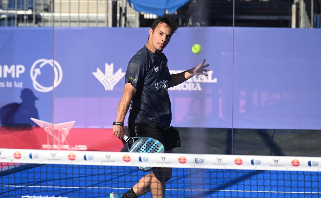 Javi Martínez devuelve una bola en la central de la Plaza Mayor. 