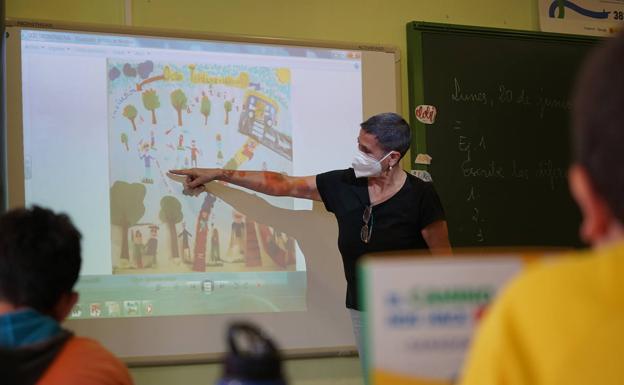 La tutora de 3ºA de Primaria del CEIP Nicomedes Sanz muestra el mural elaborado por los alumnos. 