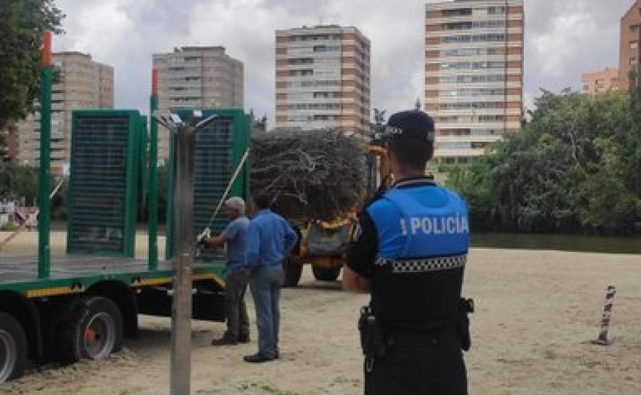 La Policía Local ultima los preparativos para esta noche en Las Moreras. 