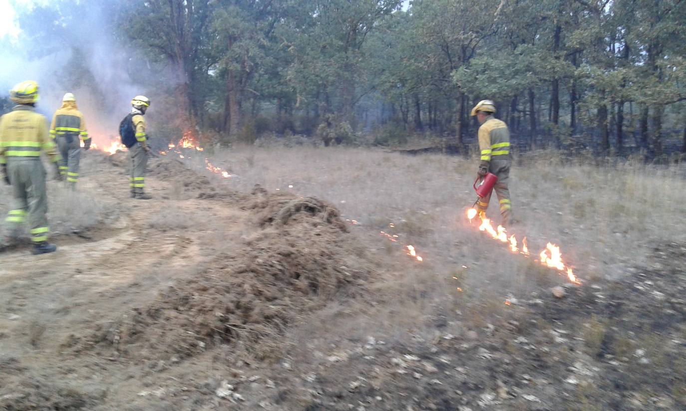 Así se provocan pequeños fuegos para frenar un gran incendio