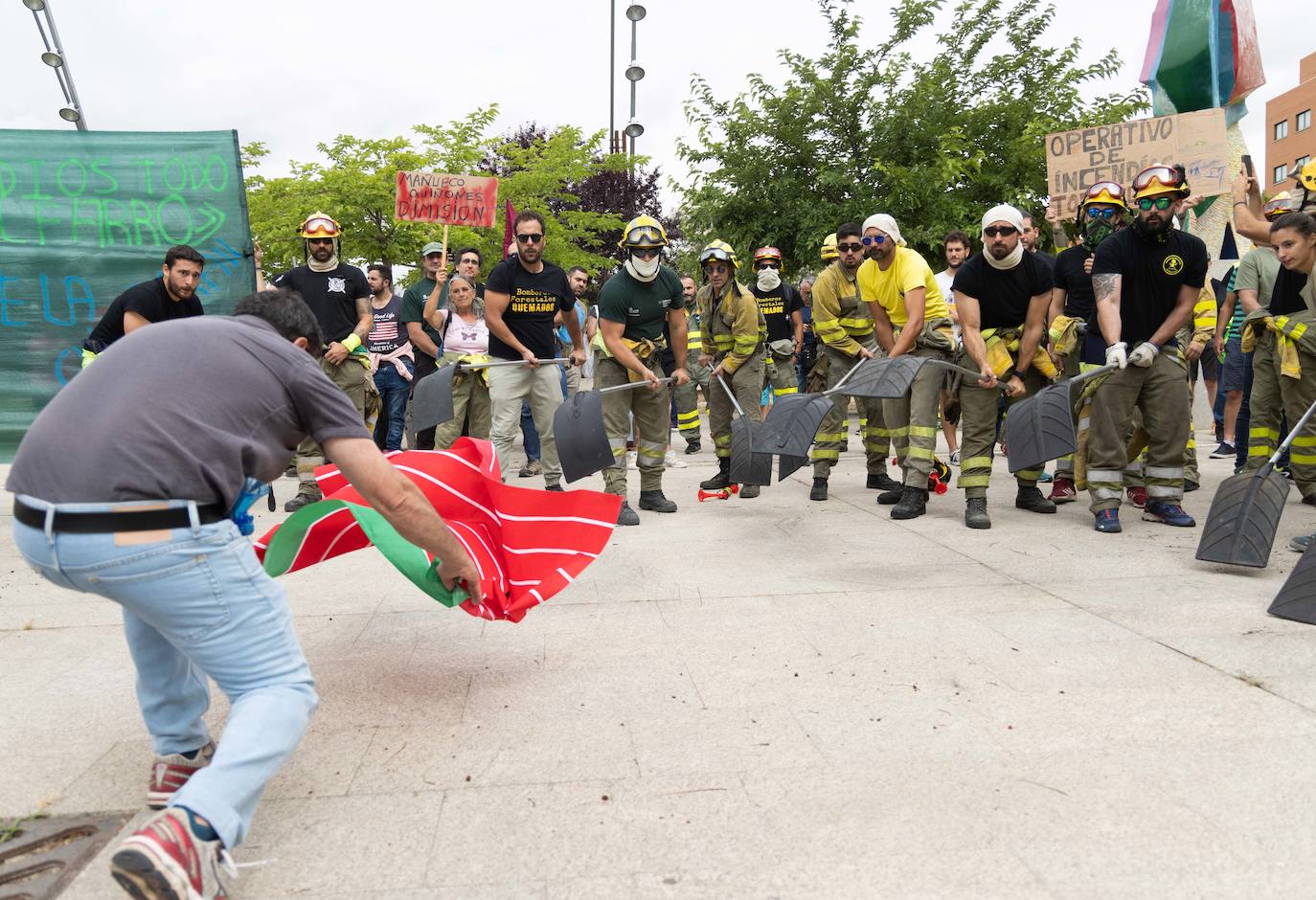 Fotos: Protesta de los bomberos forestales en la sede de las Cortes