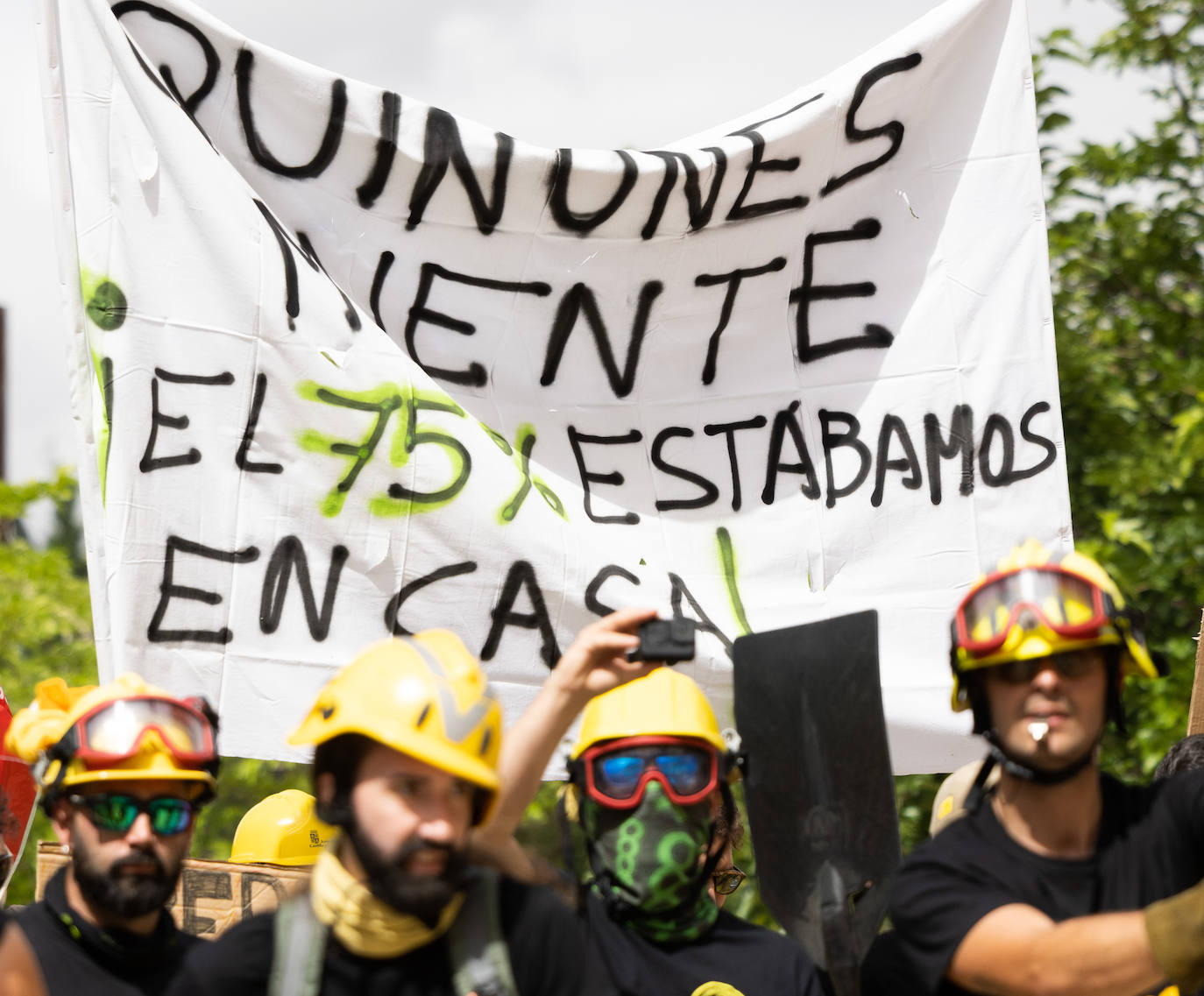 Fotos: Protesta de los bomberos forestales en la sede de las Cortes