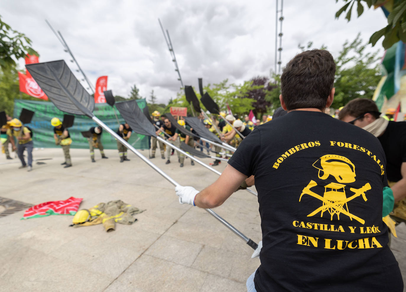 Fotos: Protesta de los bomberos forestales en la sede de las Cortes