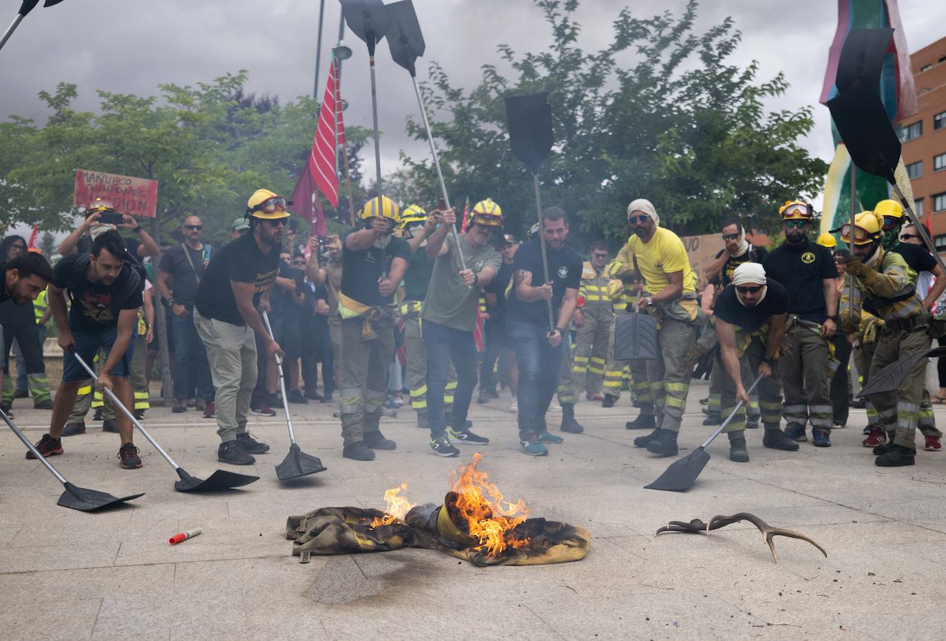 Fotos: Protesta de los bomberos forestales en la sede de las Cortes