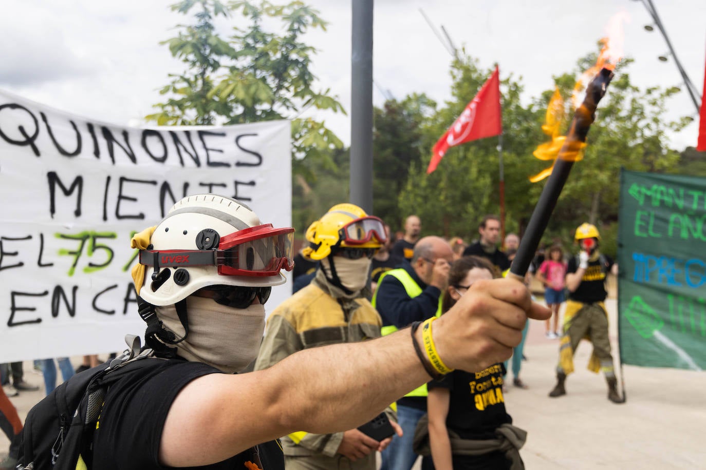 Fotos: Protesta de los bomberos forestales en la sede de las Cortes