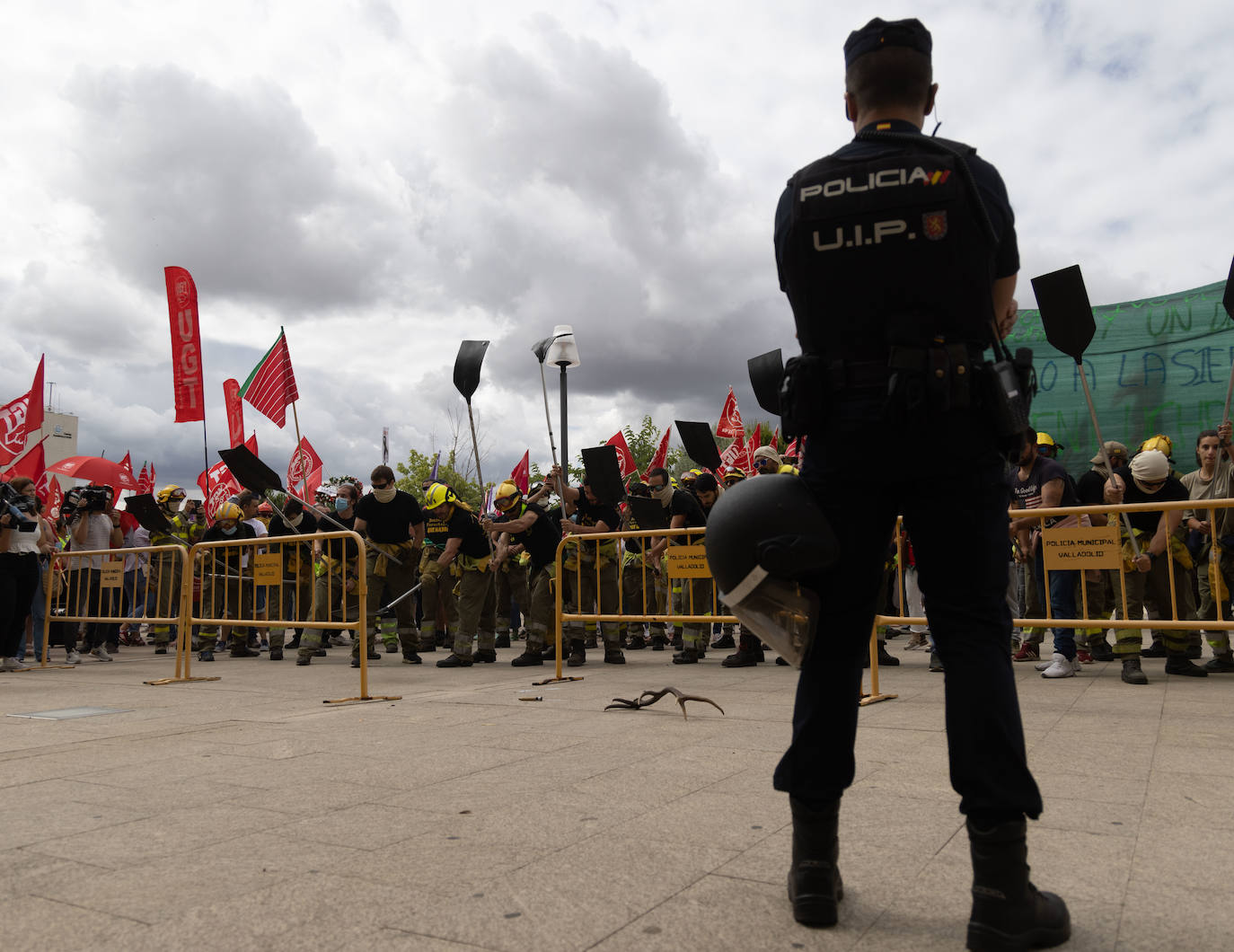 Fotos: Protesta de los bomberos forestales en la sede de las Cortes