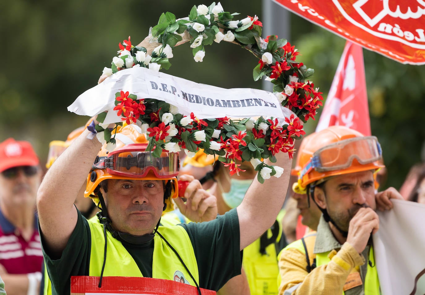 Fotos: Protesta de los bomberos forestales en la sede de las Cortes