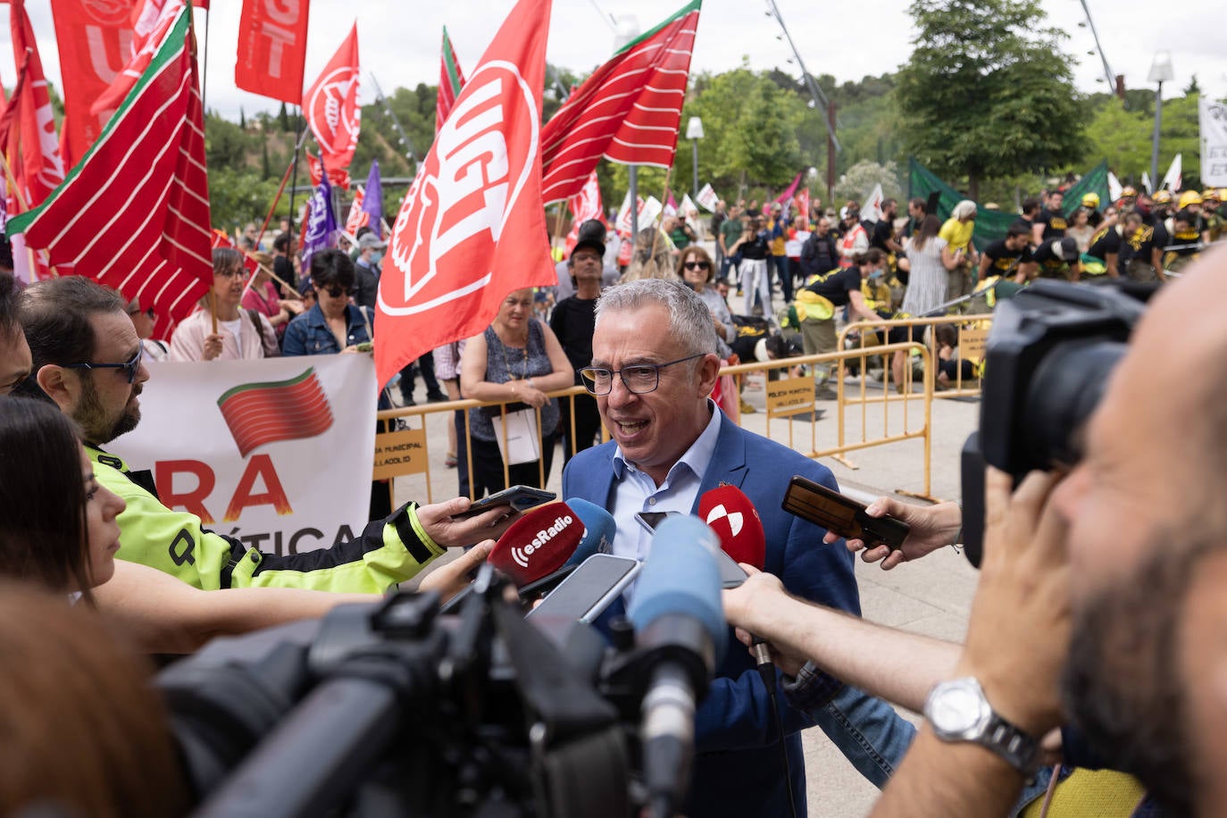 Fotos: Protesta de los bomberos forestales en la sede de las Cortes