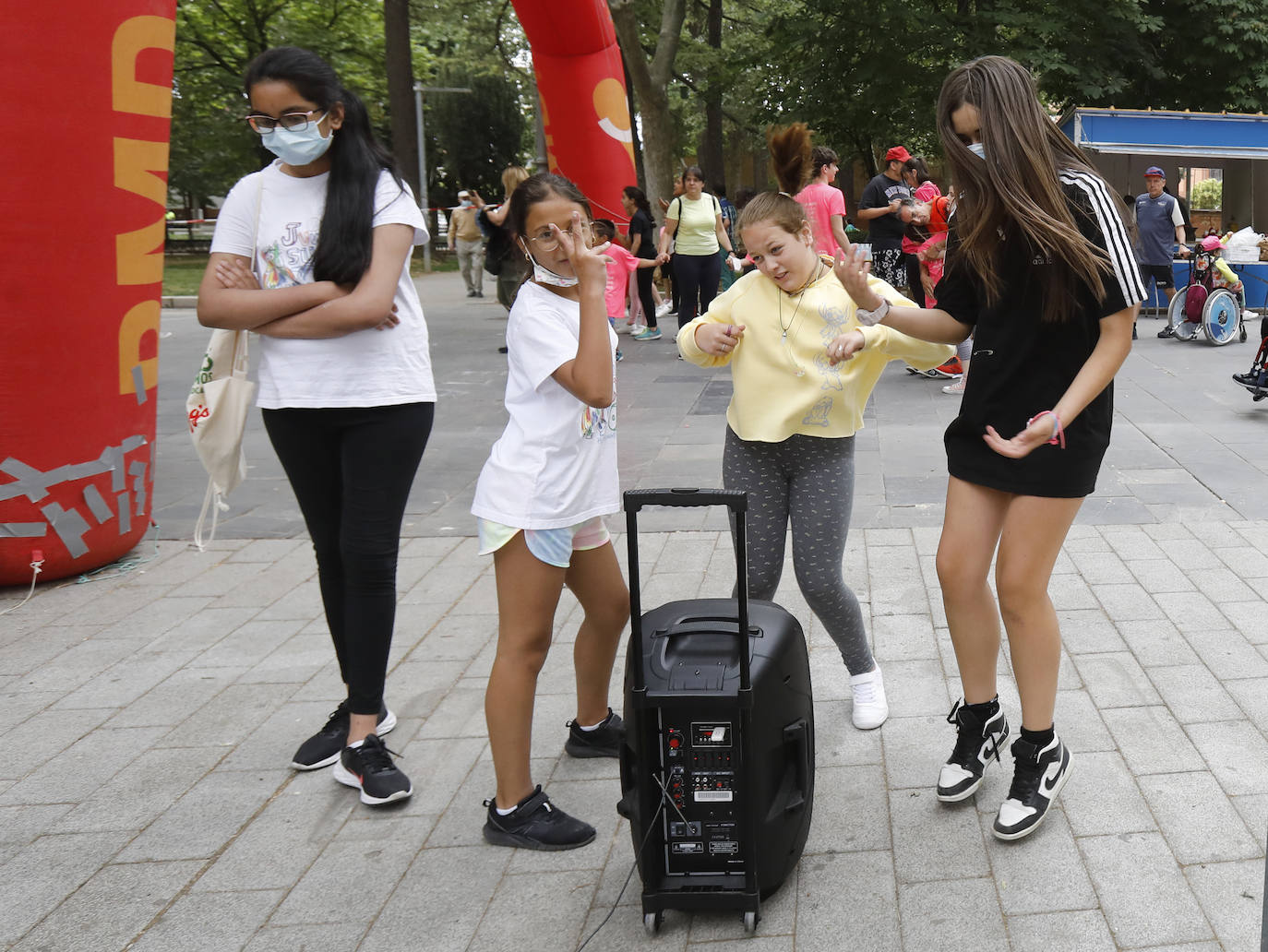 El parque del Salón acoge la prueba solidaria con mercadillo y paellada para todos los alumnos.