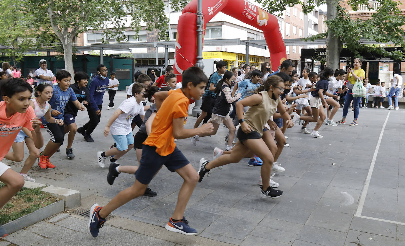 El parque del Salón acoge la prueba solidaria con mercadillo y paellada para todos los alumnos.