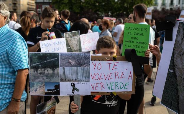 Un niño muestra las imágenes del desastre. 