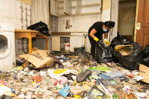 Fotos: Termina la pesadilla de los vecinos de un conflictivo inquilino con diógenes de Valladolid