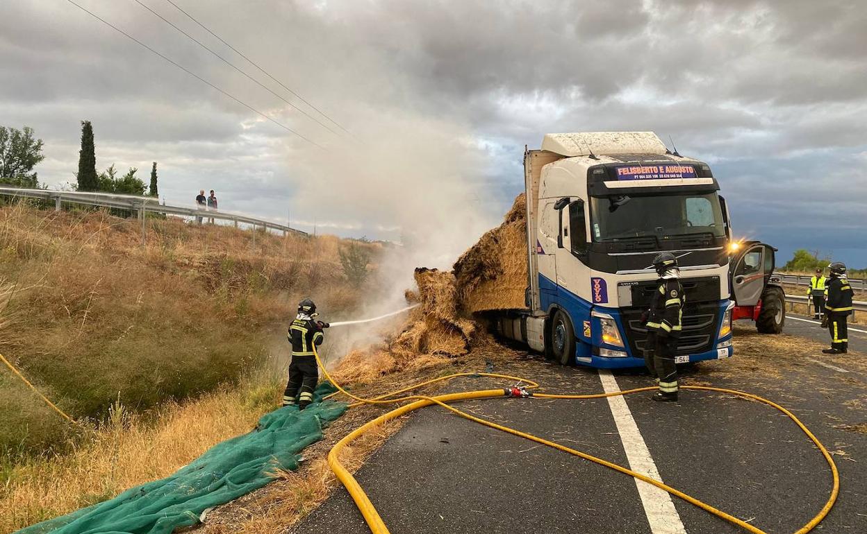 Arde un camión portugués cargado de paja en la A-62 cerca de Cubillas de  Santa Marta | El Norte de Castilla