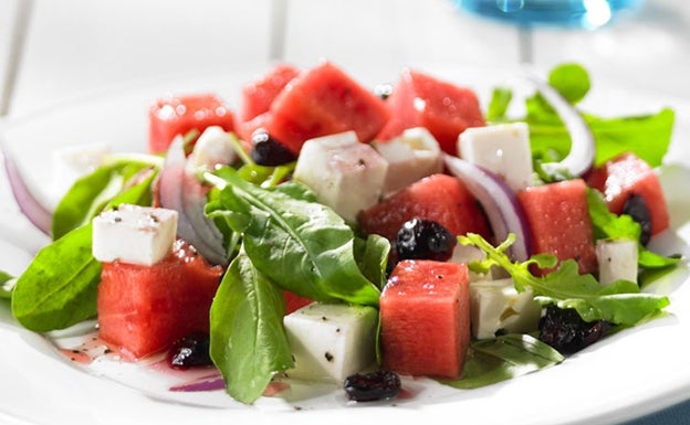 Una ensalada de sandía fresca y sencilla