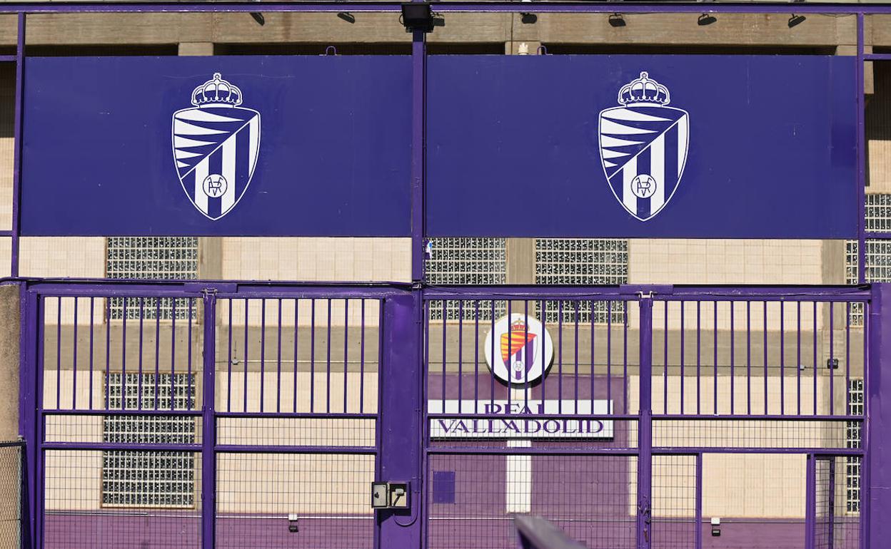 El nuevo escudo del Real Valladolid, visto desde los Anexos. 