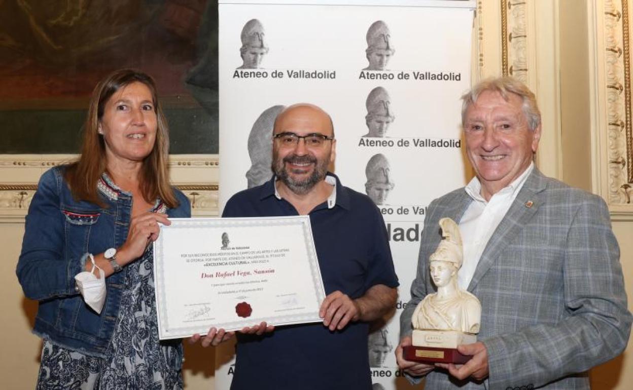 Rafa Vega recibe el diploma y la escultura de Palas Atenea, de manos de los responsables del Ateneo. 