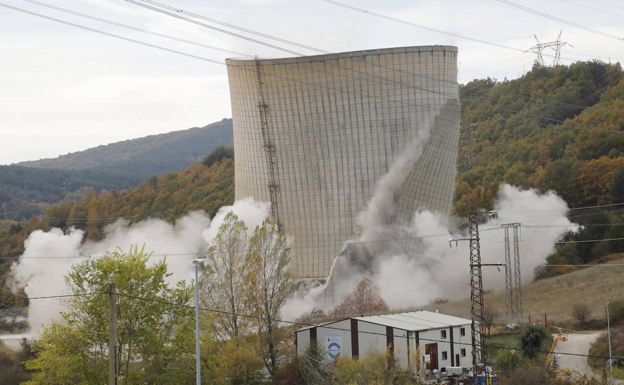 Demolición de la torre de refrigeración.