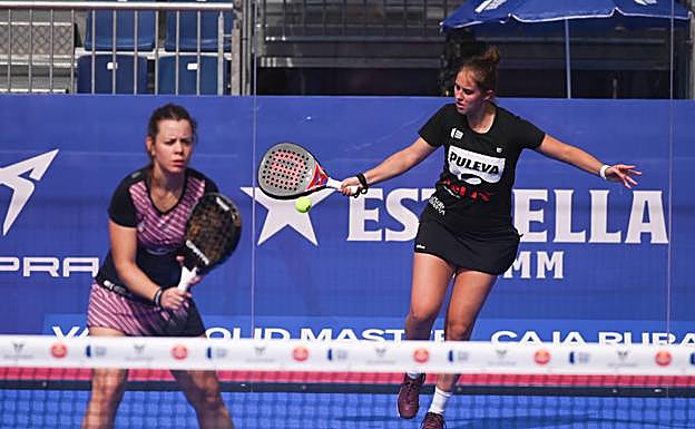 Carnicero, al fondo de la pista, saca en su partido matinal. 