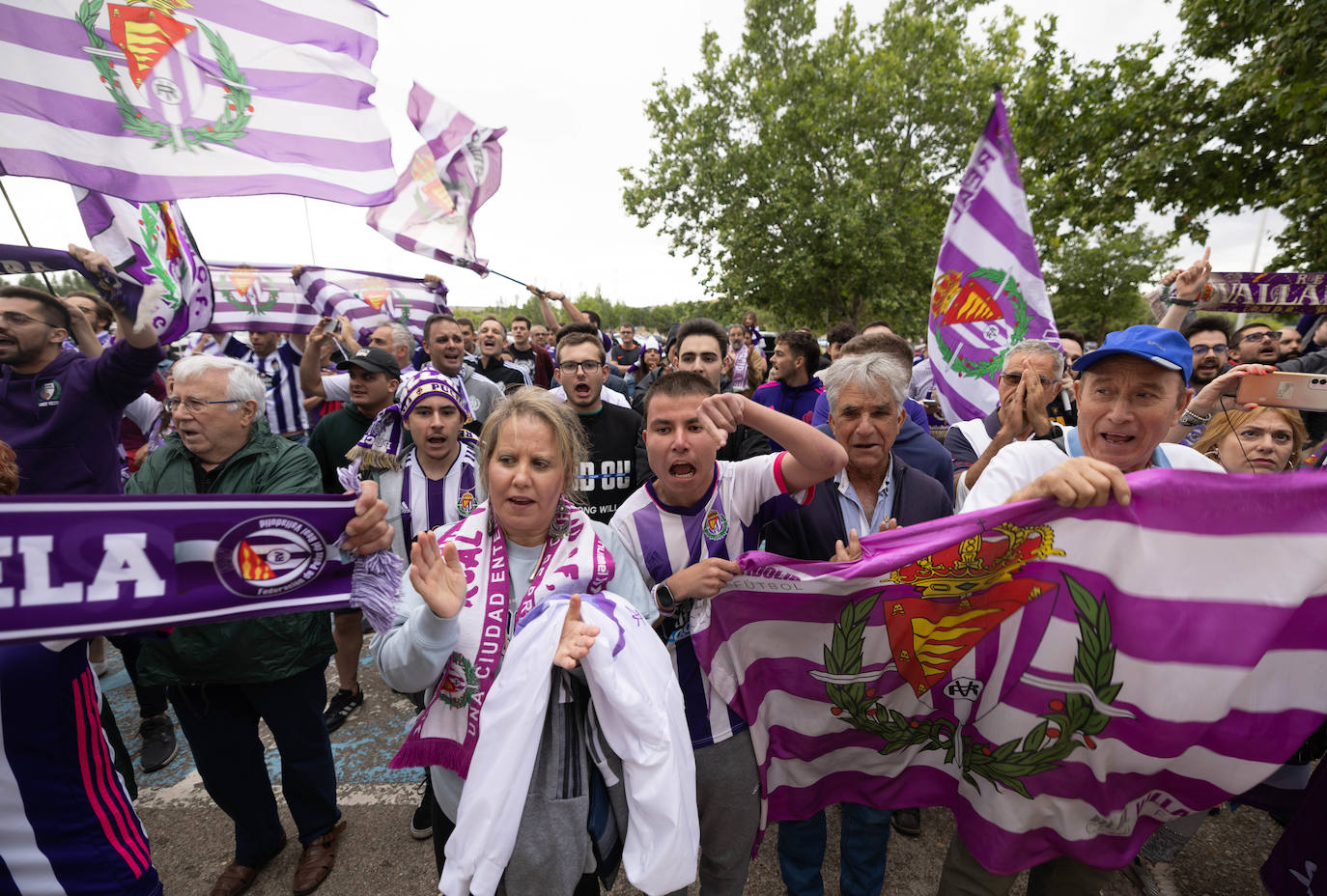 Loas aficionados del Real valladolid, durante la protesta por el cambio del escudo.